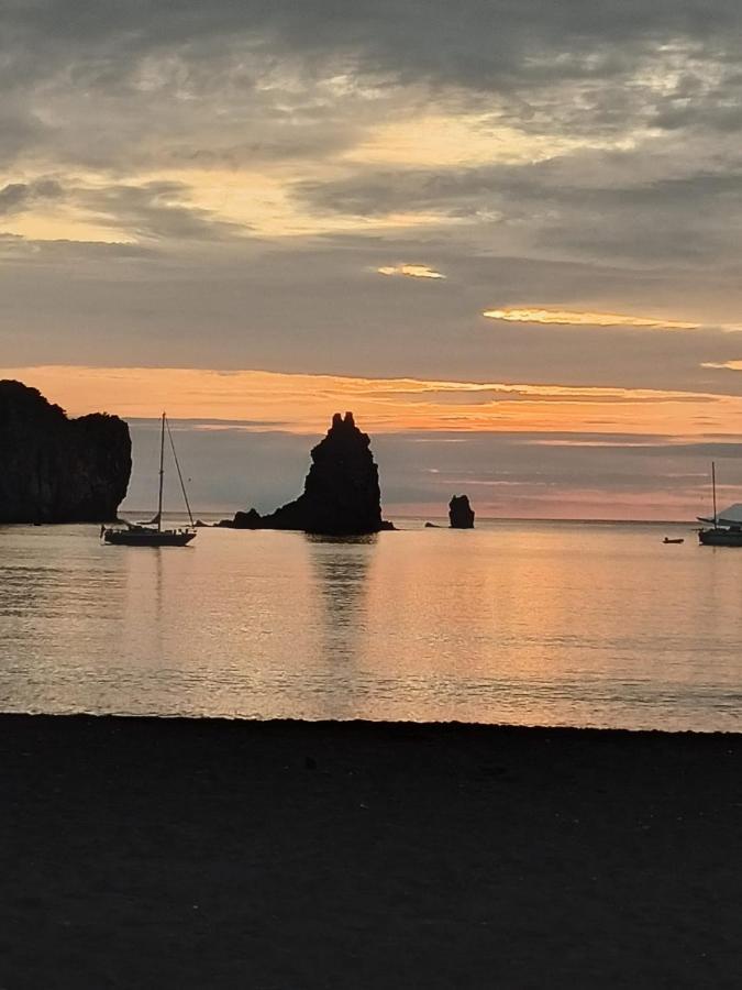 Menichetta Bilo 5 Posti Con Piscina Gratuita Dal 13 Luglio Al 1 Settembre Apartman Vulcano  Kültér fotó